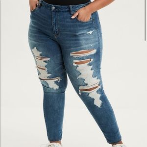 American Eagle light washed curvy ripped jeans